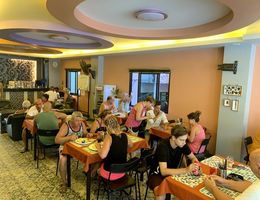 Magyar vendégek étkeznek a Thaiföldi Magyar Központ éttermében