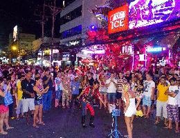 Patong, Bangla Rd. szórakozóhelyek előtt a thai bűvészt bámuló tömeg