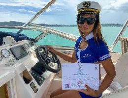 Miss Nahm a Thaiföldi Magyar Központ egyik hajójának kapitánya