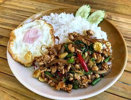 Thai étel: Karpao kai szap