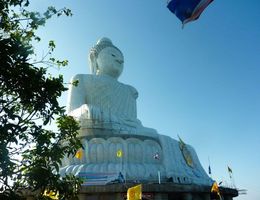 Big Buddha szobor Phuket szigeten és a chalongi buddhista templomok